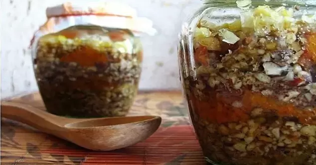 Mestura de noces con mel para potenciar