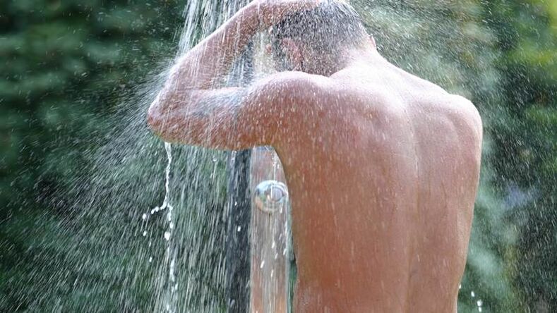 Unha ducha de contraste axudará a animar a un home e a aumentar a potencia