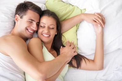 Río feliz e nenas na cama
